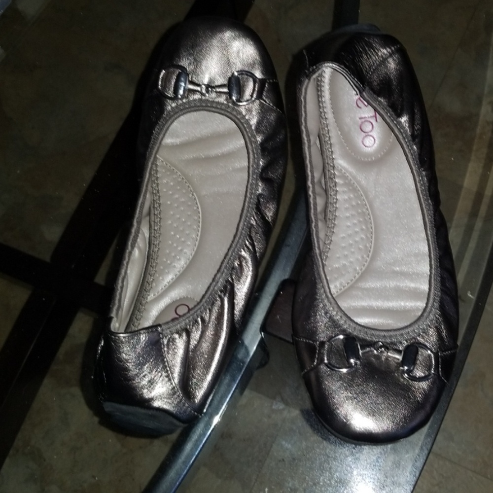 Size 6 Silver Me Too flats
